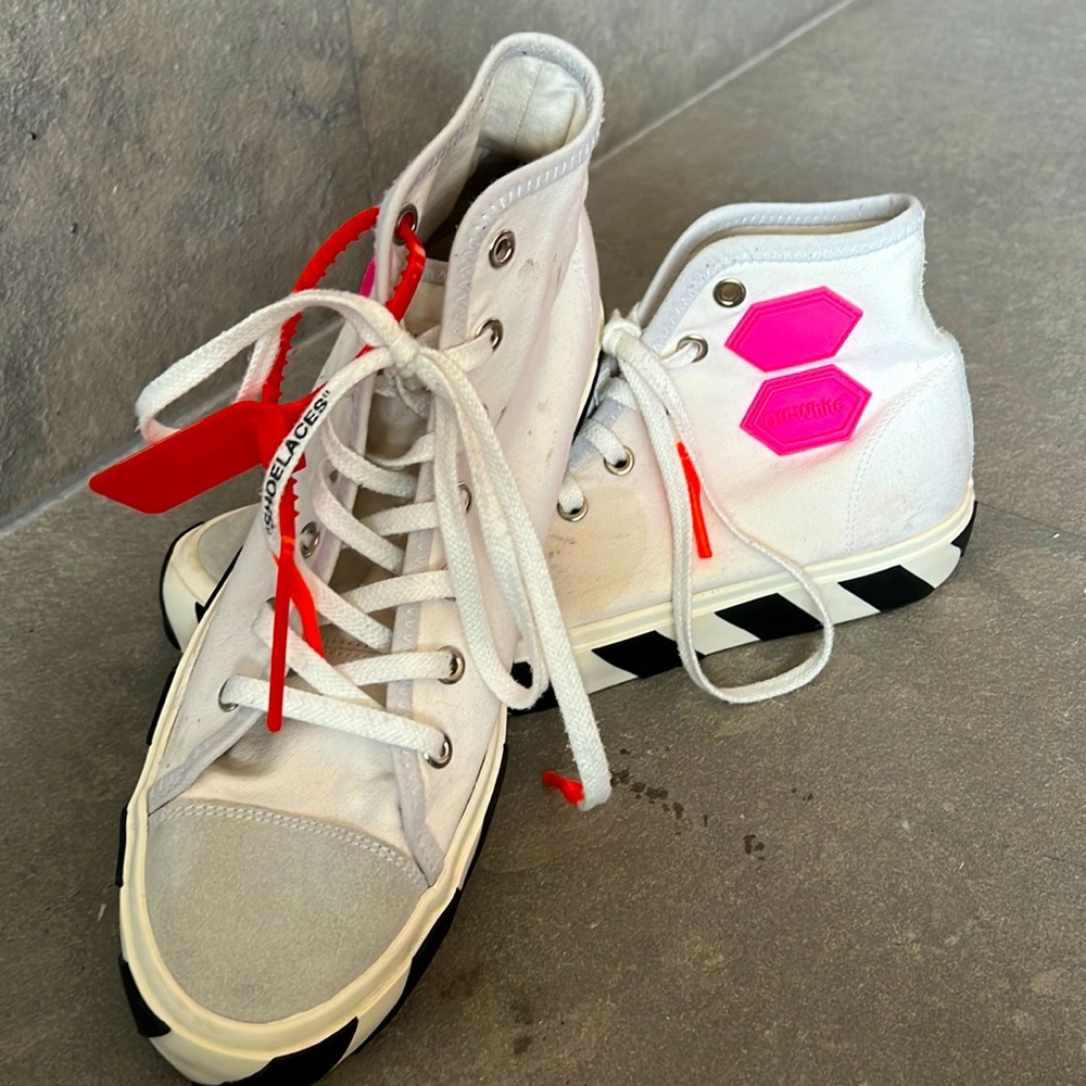 Off white vulcanized high top sneakers! C/O Virgil Abloh! Worn 2 times size 11